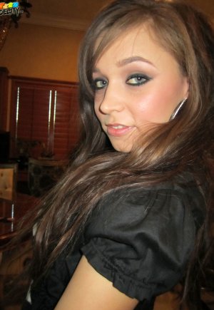 Великолепная большеглазая Тиффани Стар моделирует свое горячее юное тело обнаженной и одетой Фото 12