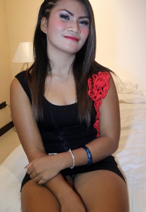 Миниатюрная филиппинка зарабатывает дополнительные деньги Фото 3