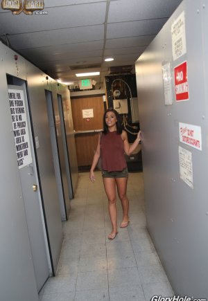 Путана Адриана купила чёрный елдак для мастурбации Фото 5