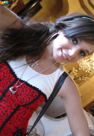 Великолепная большеглазая Тиффани Стар моделирует свое горячее юное тело обнаженной и одетой Фото 13