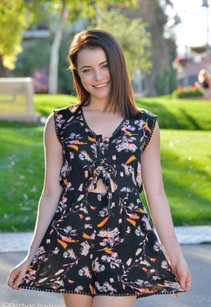 Шмара на прогулке сует в свою узкую дырочку цукини Фото 10