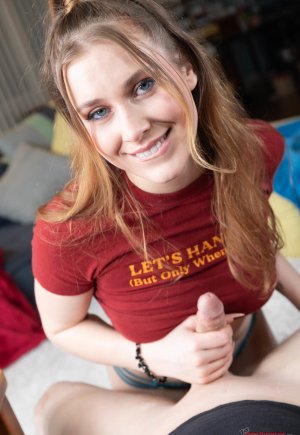 Симпатичная девушка раздевается в своем праздничном костюме перед тем, как заняться сексом от первог Фото 7