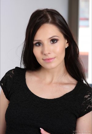 Потрясающая кареглазая проститутка раздевается, чтобы широко раздвинуть киску крупным планом Фото 1