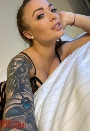 Русская шмарятина поднимает попку вверх на кровати Фото 6