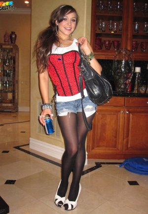 Великолепная большеглазая Тиффани Стар моделирует свое горячее юное тело обнаженной и одетой Фото 14