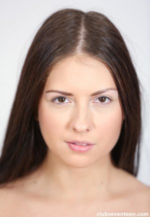 Брюнетка из Италии Ребекка Вольпетти снимает майку и трахает пальцами ее киску Фото 20