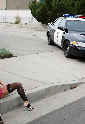 Горячая шлюха в вызывающем наряде Бри Олсон поймана и трахнута полицейским Фото 1