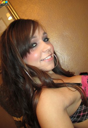 Великолепная большеглазая Тиффани Стар моделирует свое горячее юное тело обнаженной и одетой Фото 7