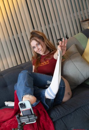 Симпатичная девушка раздевается в своем праздничном костюме перед тем, как заняться сексом от первог Фото 1