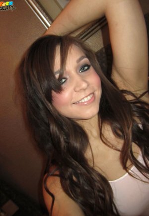 Великолепная большеглазая Тиффани Стар моделирует свое горячее юное тело обнаженной и одетой Фото 5