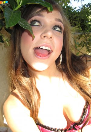 Великолепная большеглазая Тиффани Стар моделирует свое горячее юное тело обнаженной и одетой Фото 10