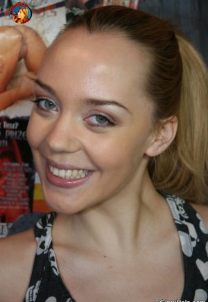 Немецкая шлюшка Аннет Шварц сосет сперму из хуя через дырку в стене Фото 1